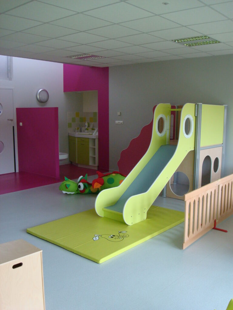 Structure multi-accueil crèche Martinvast - Salle de jeux avec toboggan