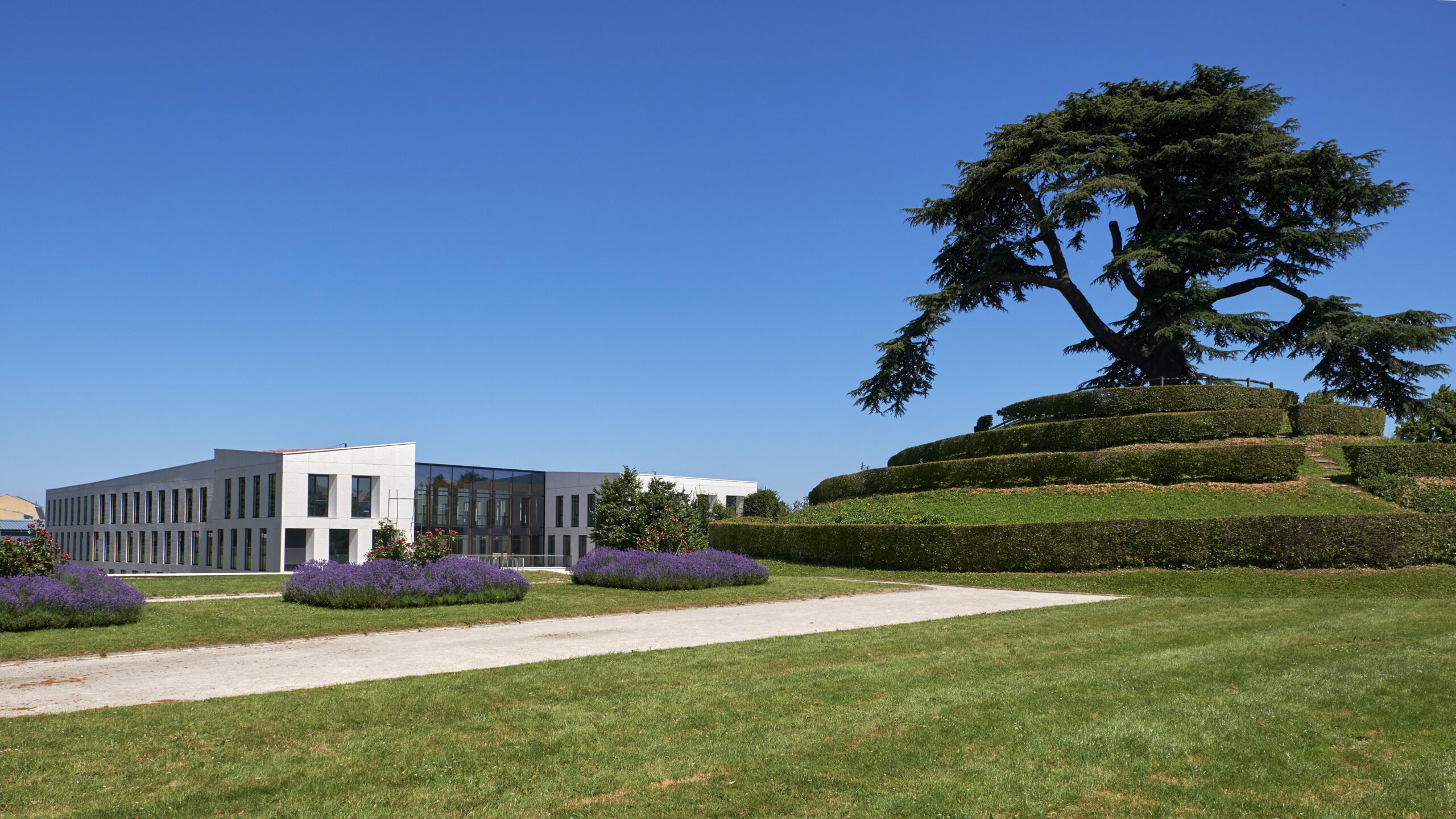 Hôtel de région de Caen - Vue extérieure depuis jardin