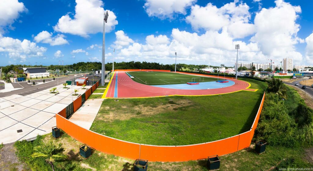 Nouveau Stade Guadeloupe 971 - Vue entière stade avec projet de construction à gauche de la photo